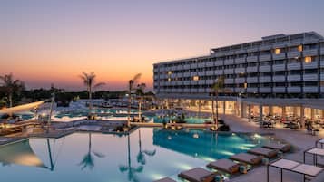 Een binnenzwembad en een seizoensgebonden buitenzwembad