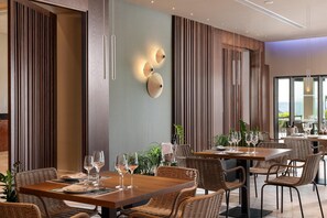 3 ristoranti, aperti a colazione, a pranzo e a cena, cucina italiana