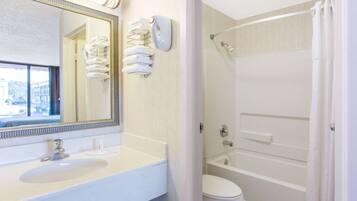 Chuveiro/banheira combinados, secador de cabelo, toalhas de banho