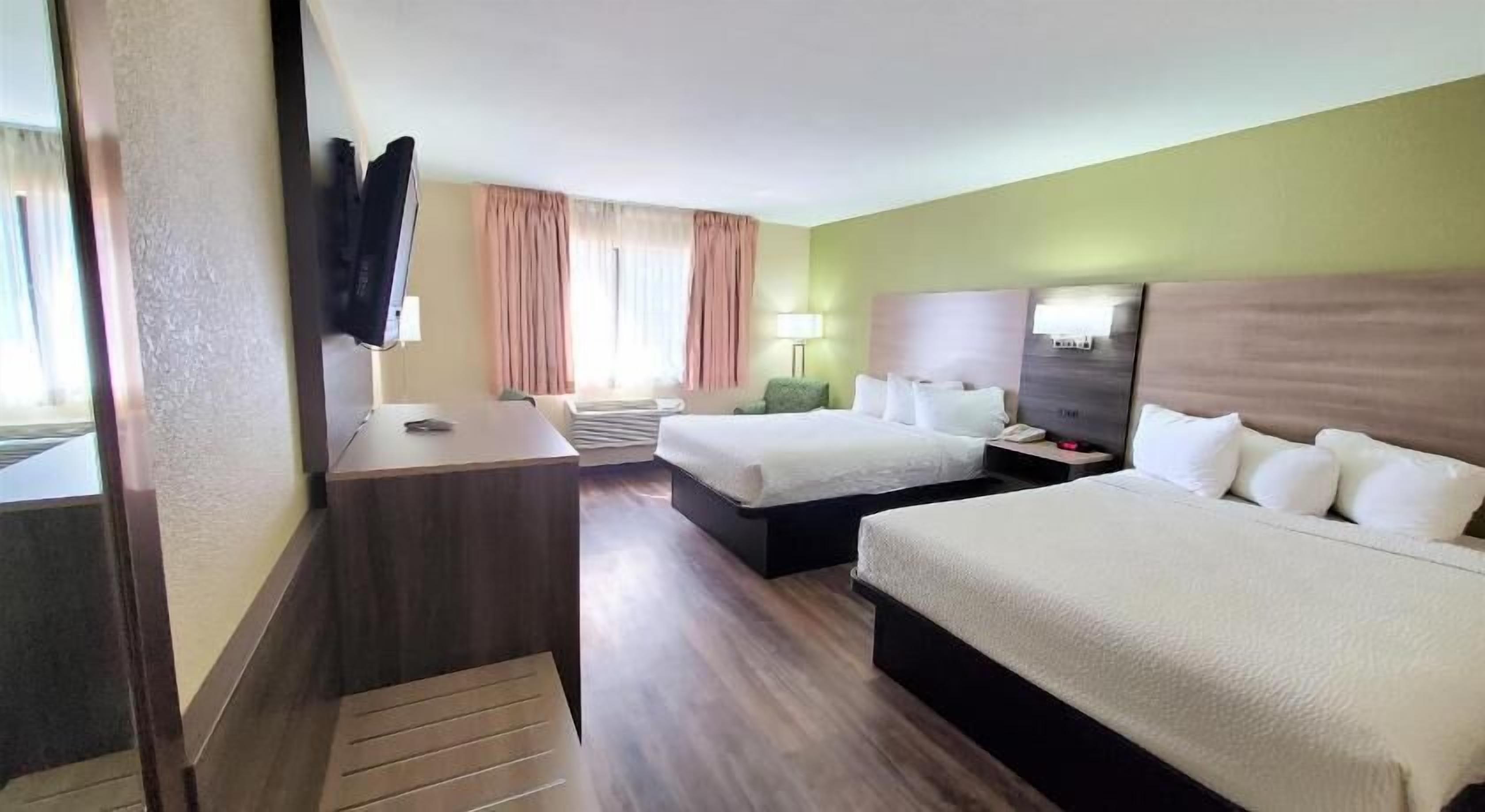 Premium bedding, desk, iron/ironing board, free cots/infant beds