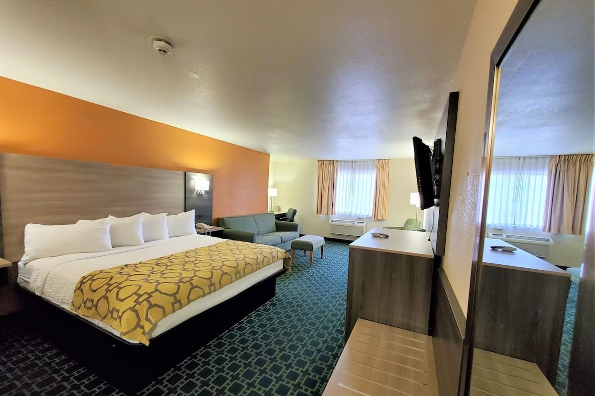 Premium bedding, desk, iron/ironing board, free cribs/infant beds