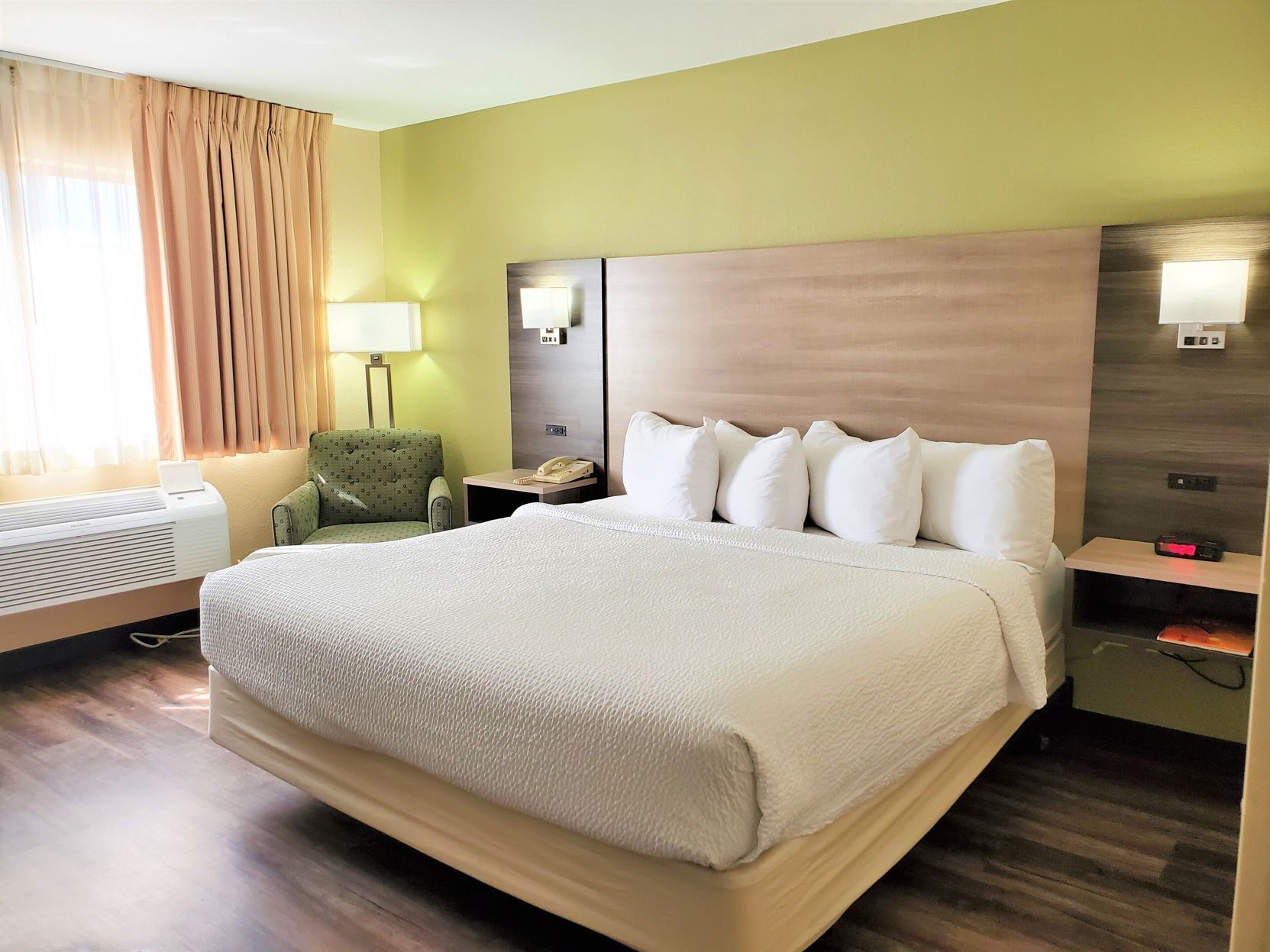 Premium bedding, desk, iron/ironing board, free cots/infant beds