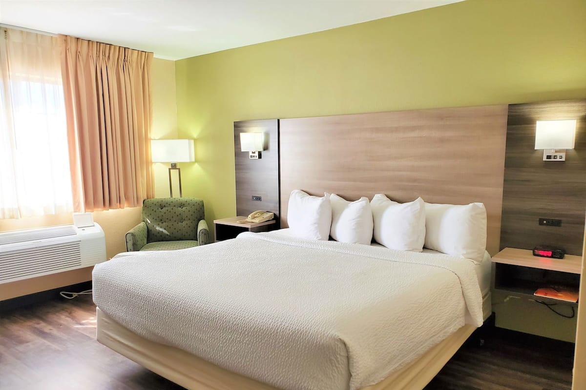 Premium bedding, desk, iron/ironing board, free cribs/infant beds