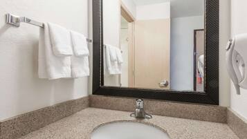 Combined shower/bathtub, free toiletries, hair dryer, towels