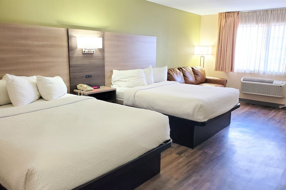 Premium bedding, desk, iron/ironing board, free cots/infant beds