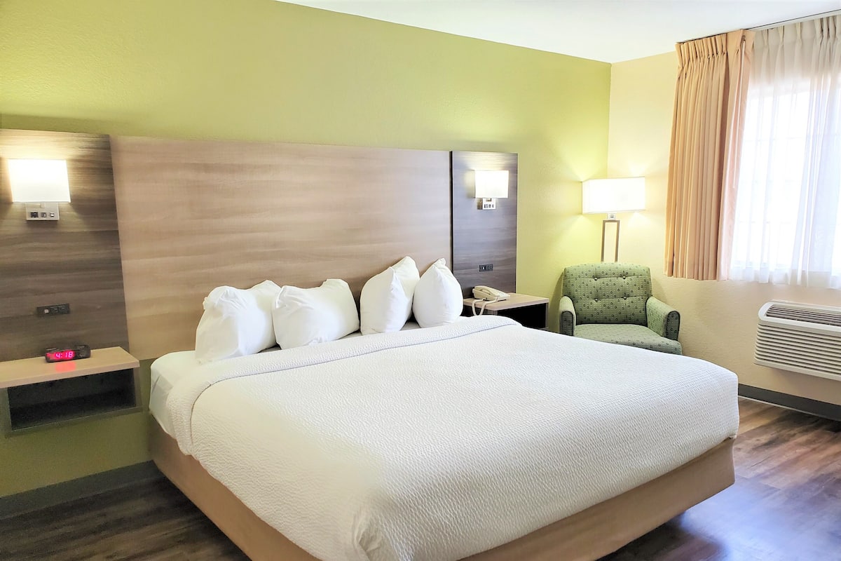 Premium bedding, desk, iron/ironing board, free cots/infant beds