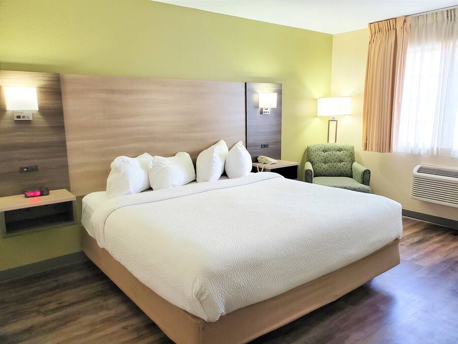 Kamer, 1 kingsize bed, toegankelijk voor mindervaliden, niet-roken | Luxe beddengoed, een bureau, een strijkplank/strijkijzer