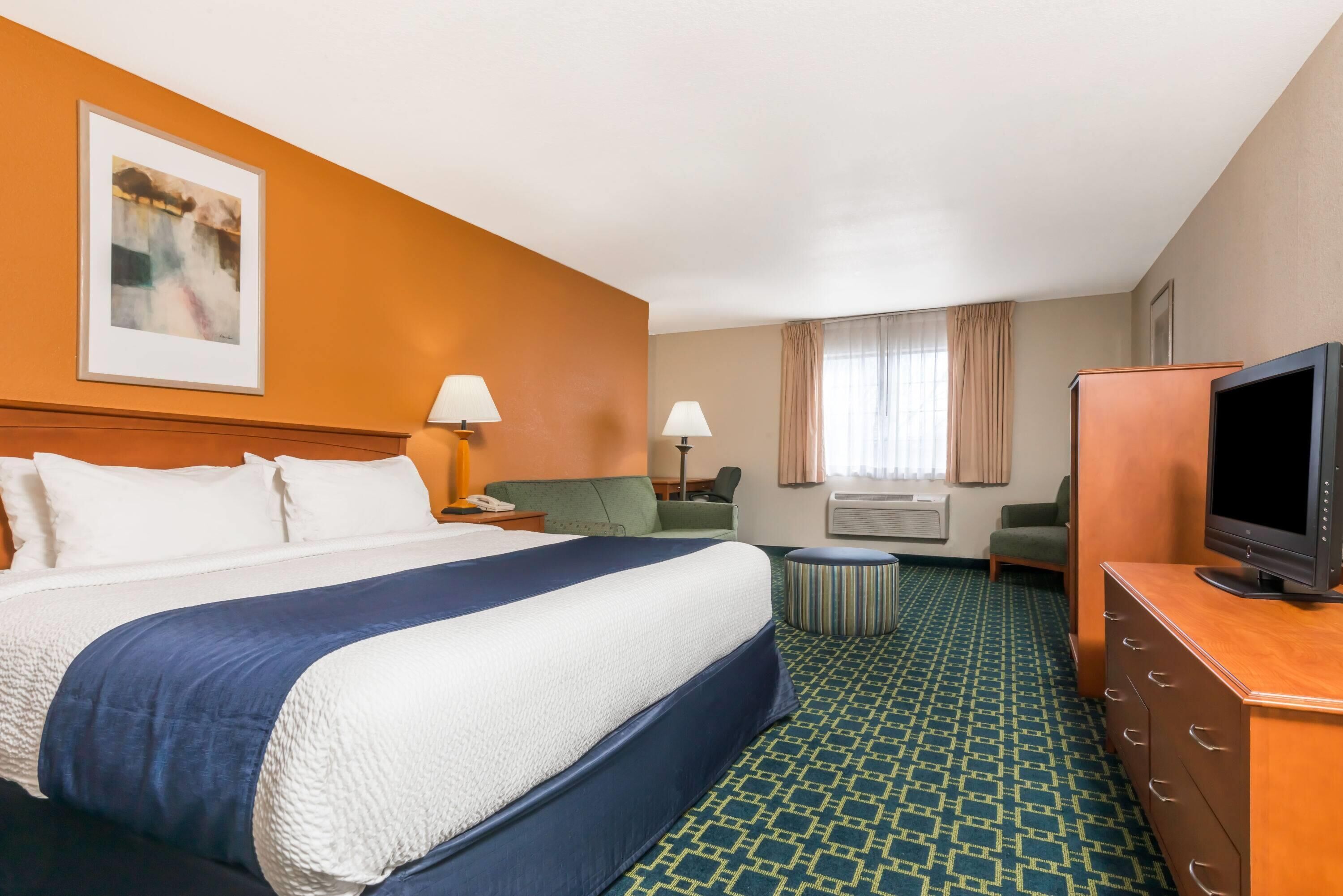 Studio Suite, 1 King Bed, Non Smoking | Premium bedding, desk, iron/ironing board, free cots/infant beds