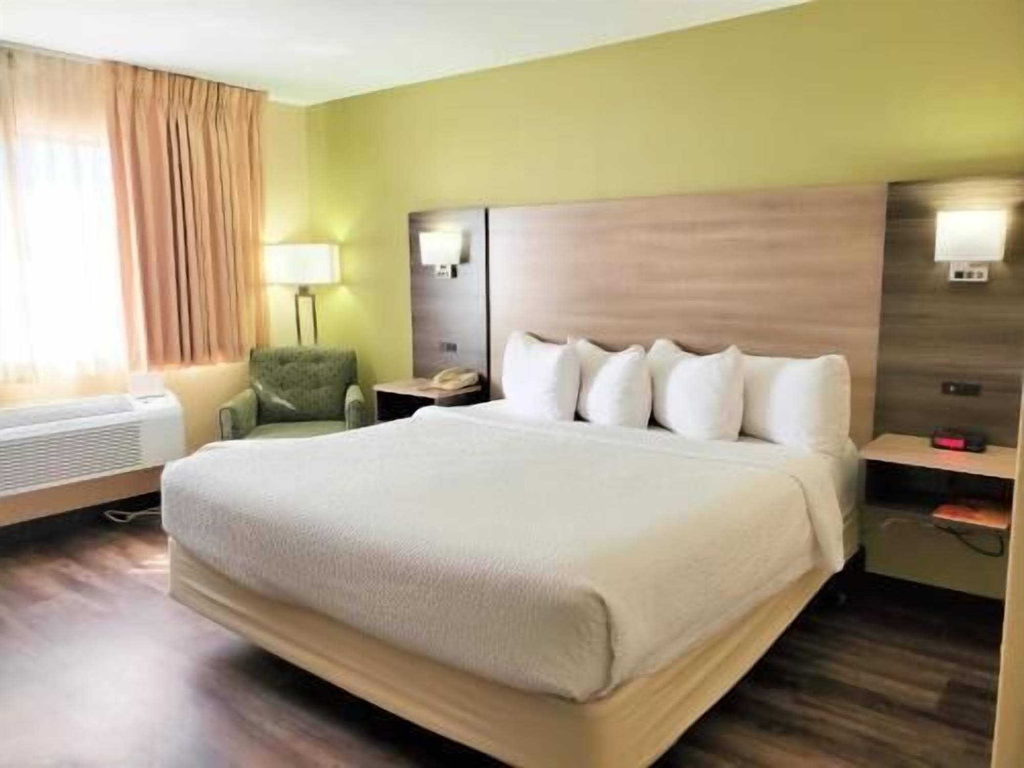 Premium bedding, desk, iron/ironing board, free cots/infant beds
