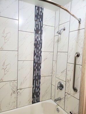 Ensemble douche/baignoire, articles de toilette gratuits, sèche-cheveux