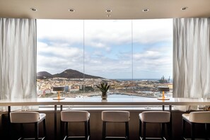 Gastropub, beach views, open daily