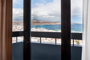 A balcony with a view of a coastal town and the sea. - AC Hotel Gran Canaria by Marriott (Las Palmas de Gran Canaria)