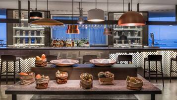 Pub gastronómico, con vista a la playa, abre todos los días