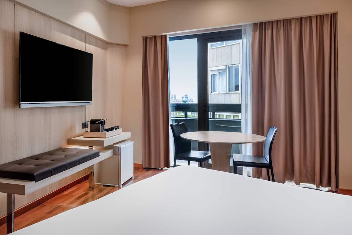 standard room, 1 king bed, non smoking | minibar, in-room safe, desk, laptop workspace