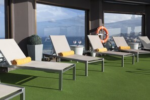 Outdoor pool, open noon to 6:00 PM, pool umbrellas, pool loungers - AC Hotel Gran Canaria by Marriott (Las Palmas de Gran Canaria)