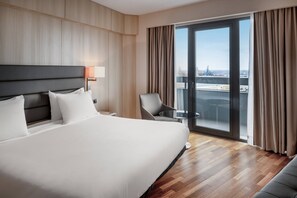 Minibar, in-room safe, desk, laptop workspace - AC Hotel Gran Canaria by Marriott (Las Palmas de Gran Canaria)