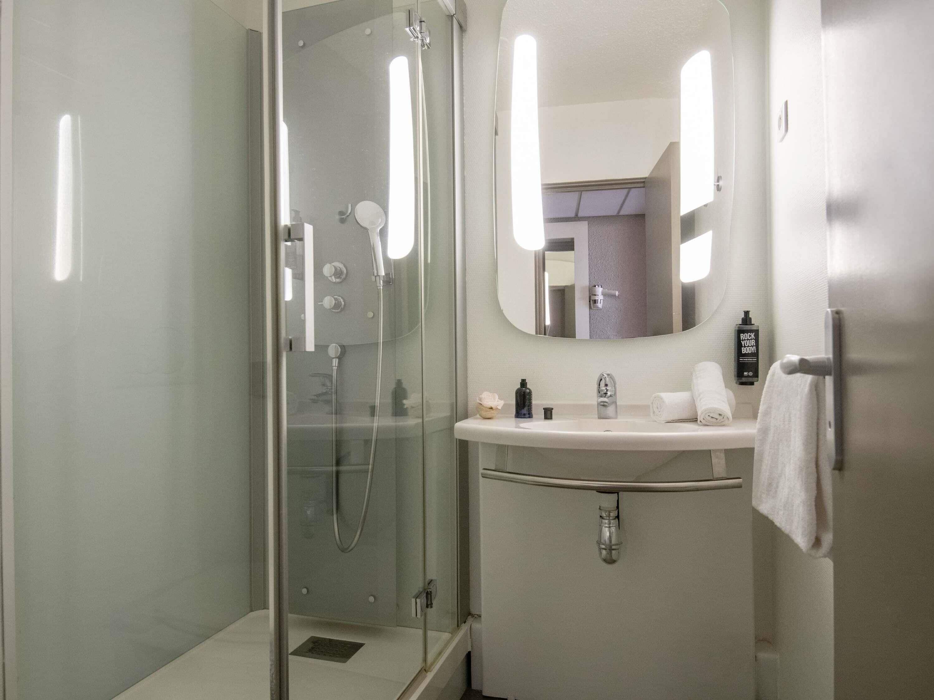 Quarto standard, 2 camas de solteiro | Roupas de cama premium, cofres nos quartos, escrivaninha