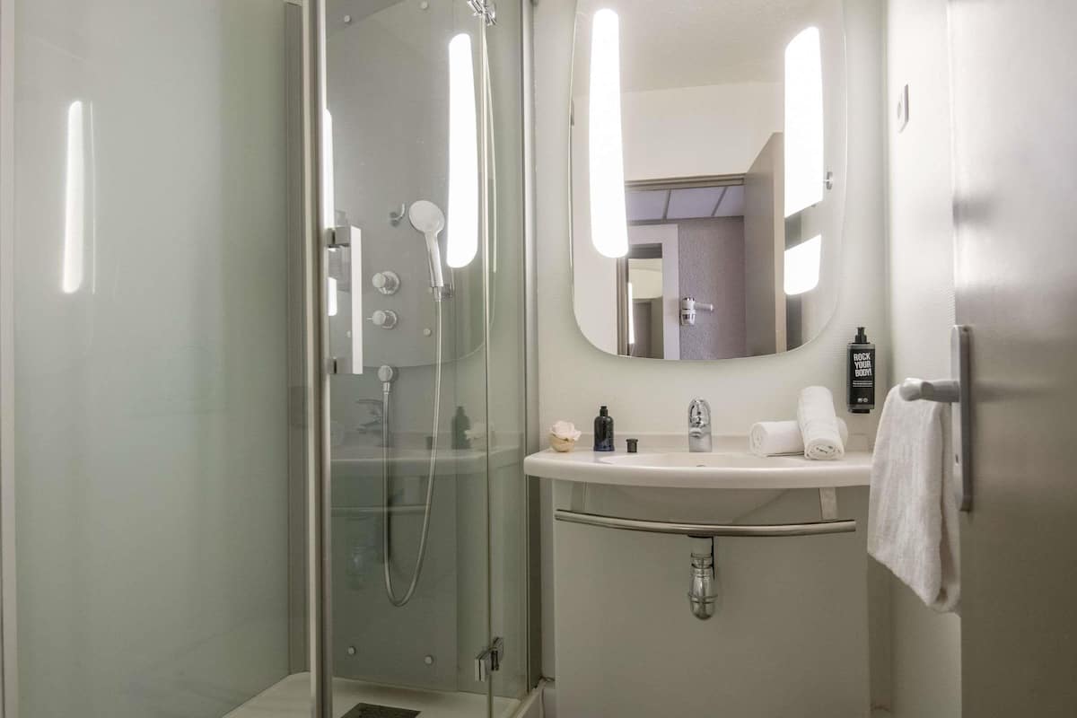 Habitación estándar, 2 camas individuales | Ropa de cama de alta calidad y caja de seguridad en la habitación