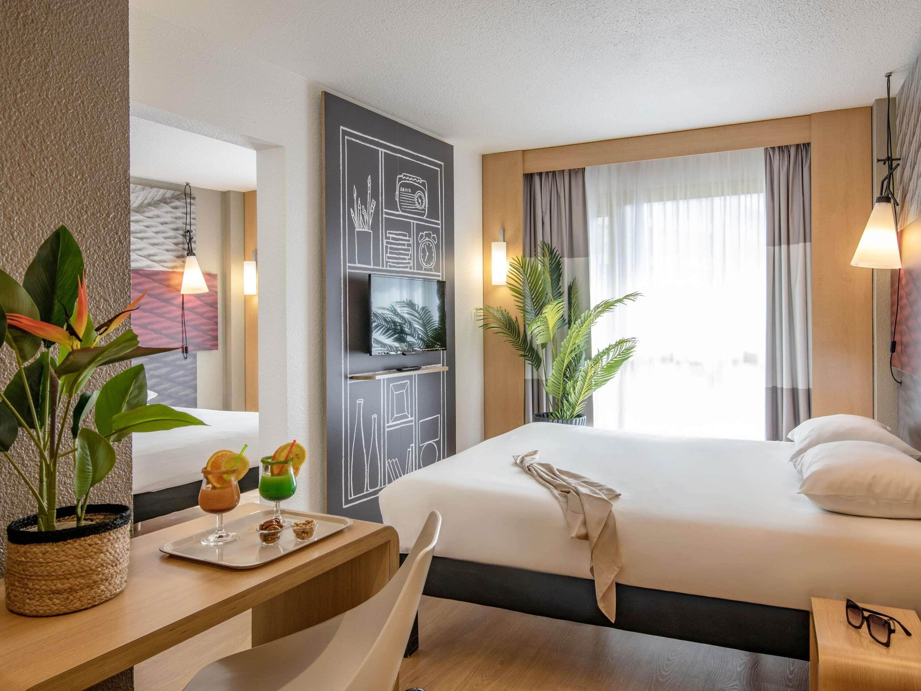 Ropa de cama de alta calidad y caja de seguridad en la habitación 