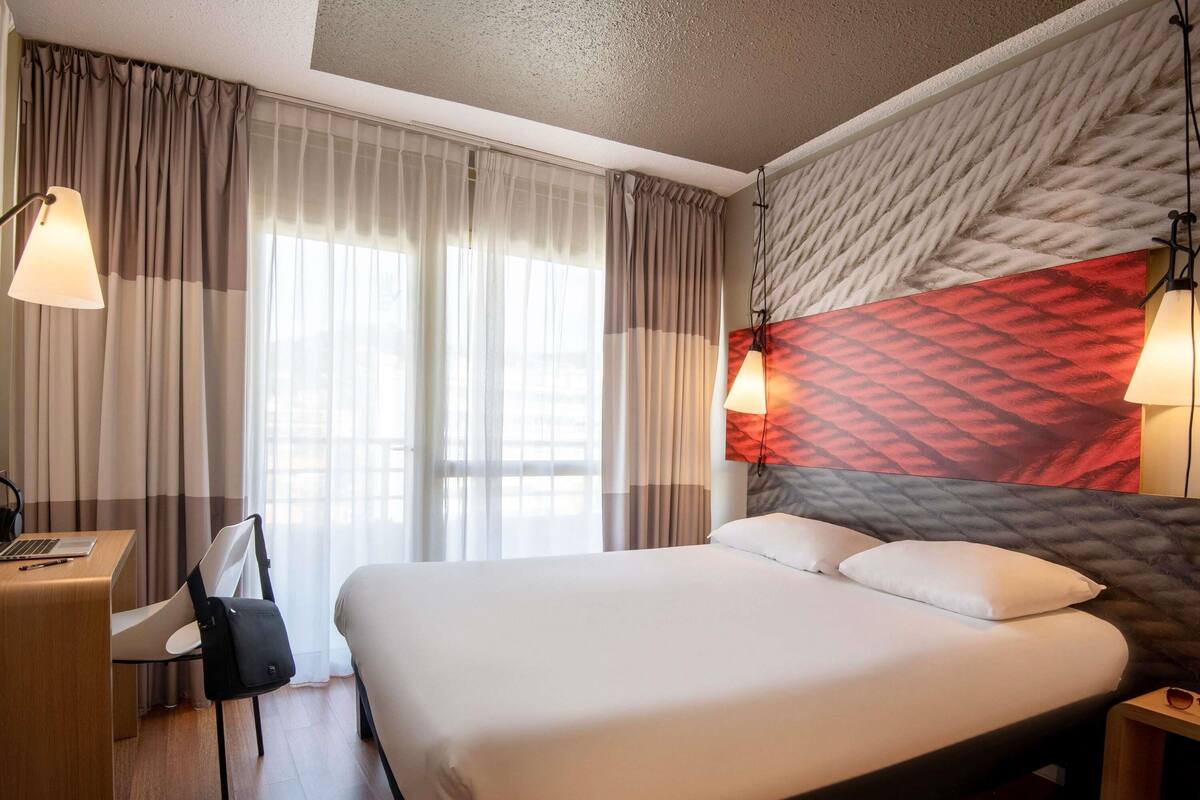 Phòng đôi Tiêu chuẩn, 1 giường đôi | Bộ đồ giường cao cấp, két bảo mật tại phòng, bàn, màn/rèm cản sáng 