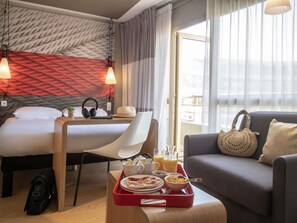 Chambre Double Standard, plusieurs lits | Literie de qualité supérieure, coffres-forts dans les chambres, bureau