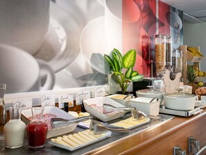 Daily buffet breakfast for a fee - ibis Cannes Plage La Bocca (Cannes)