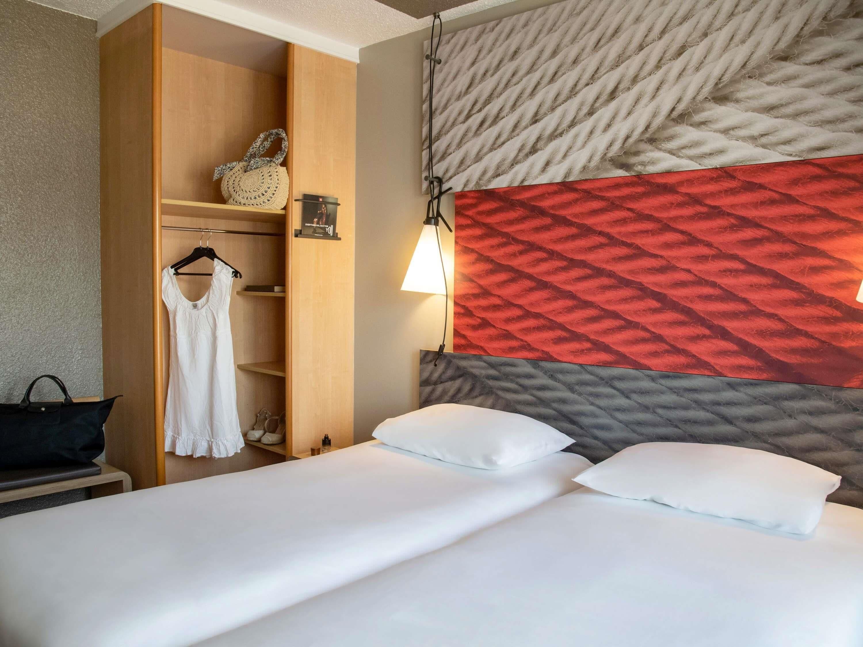 Standard Room, 2 Single Beds | Premium bedding, in-room safe, desk, blackout curtains
