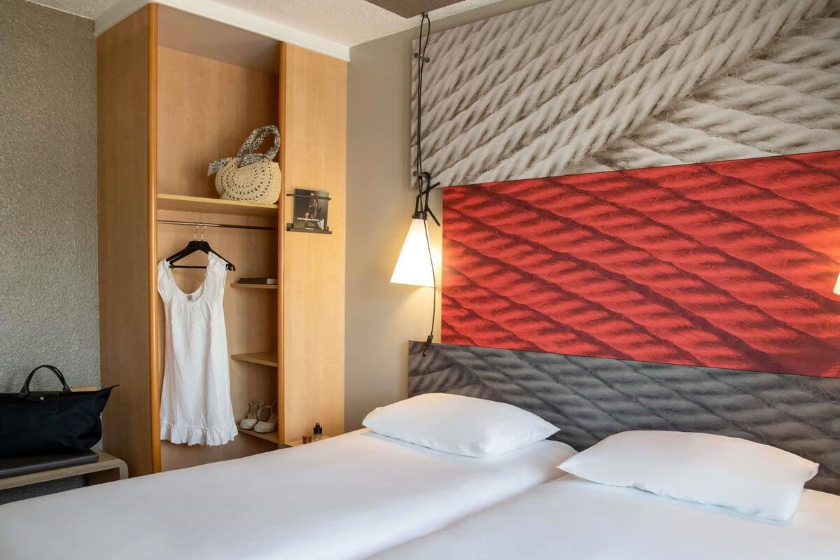 Phòng Tiêu chuẩn, 2 giường đơn | Bộ đồ giường cao cấp, két bảo mật tại phòng, bàn, màn/rèm cản sáng 
