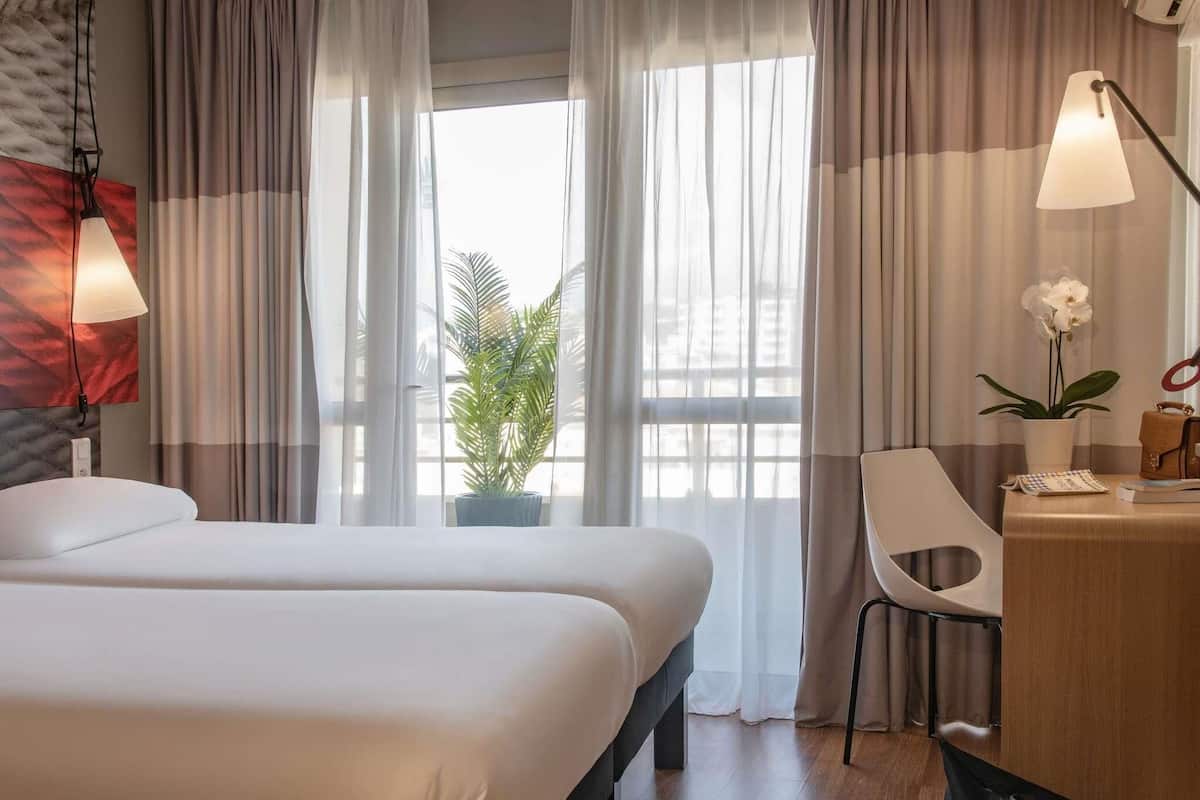 Habitación estándar, 2 camas individuales | Ropa de cama de alta calidad y caja de seguridad en la habitación
