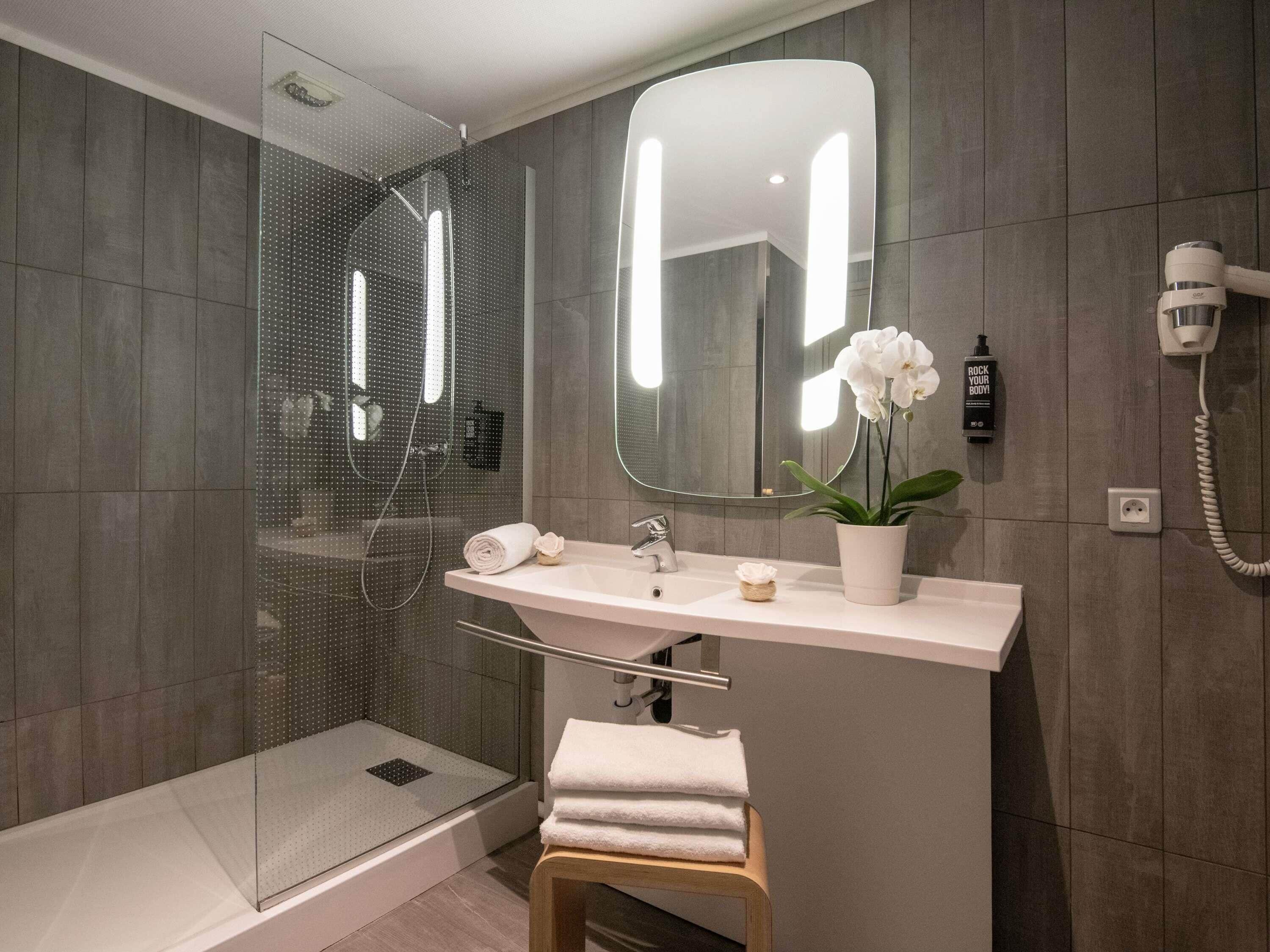 Quarto standard, 2 camas de casal | Banheiro | Chuveiro/banheira combinados, produtos de toalete biodegradáveis