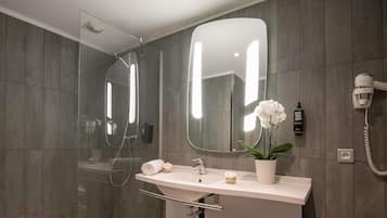 Quarto standard, 2 camas de casal | Banheiro | Chuveiro/banheira combinados, produtos de toalete biodegradáveis
