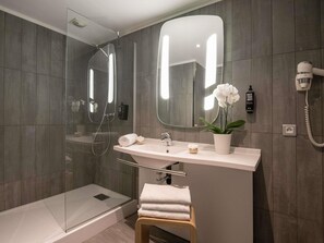 Standard Room, 2 Double Beds | Bathroom | Combined shower/bathtub, eco-friendly toiletries, hair dryer, towels