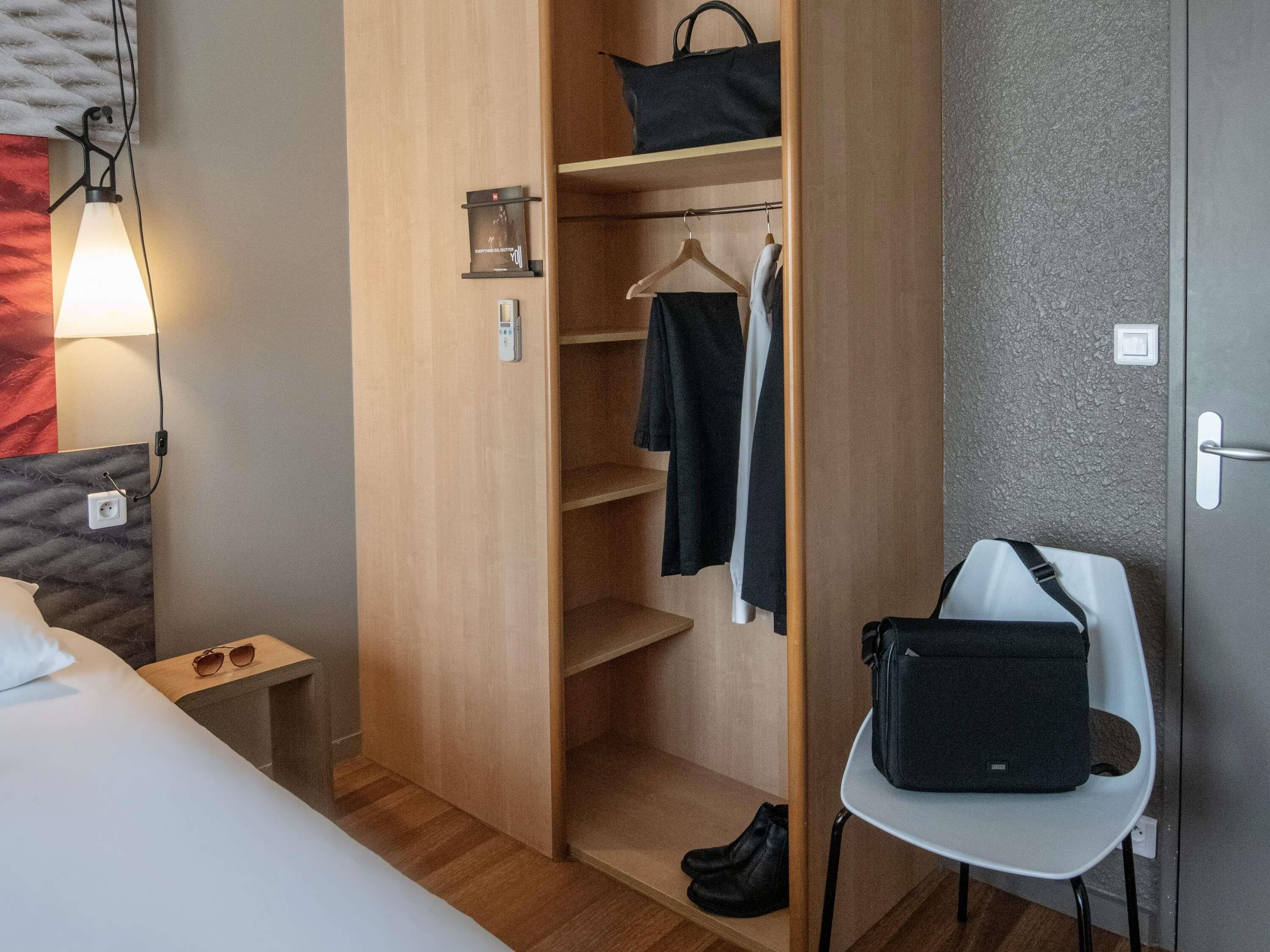 Quarto casal standard, 1 cama de casal | Roupas de cama premium, cofres nos quartos, escrivaninha