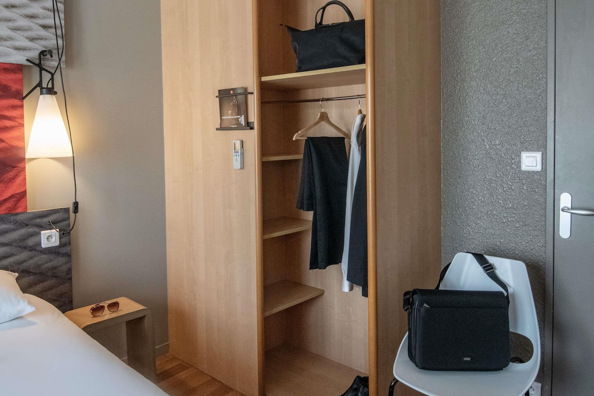 Kahden hengen standard-huone, 1 parisänky | Ylelliset vuodevaatteet, tallelokero huoneessa, työpöytä, pimennysverhot