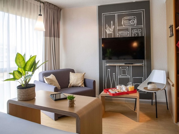 Ropa de cama de alta calidad y caja de seguridad en la habitación