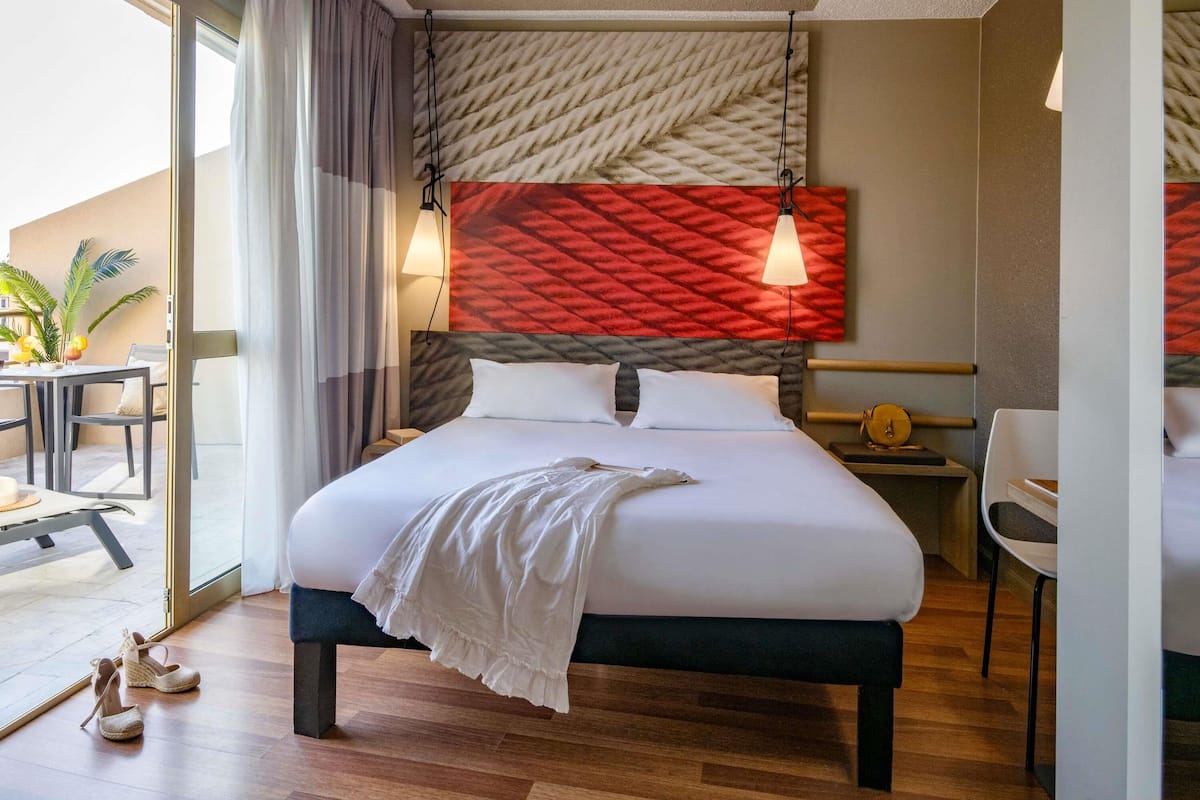 Chambre Confort | Literie de qualité supérieure, coffres-forts dans les chambres, bureau