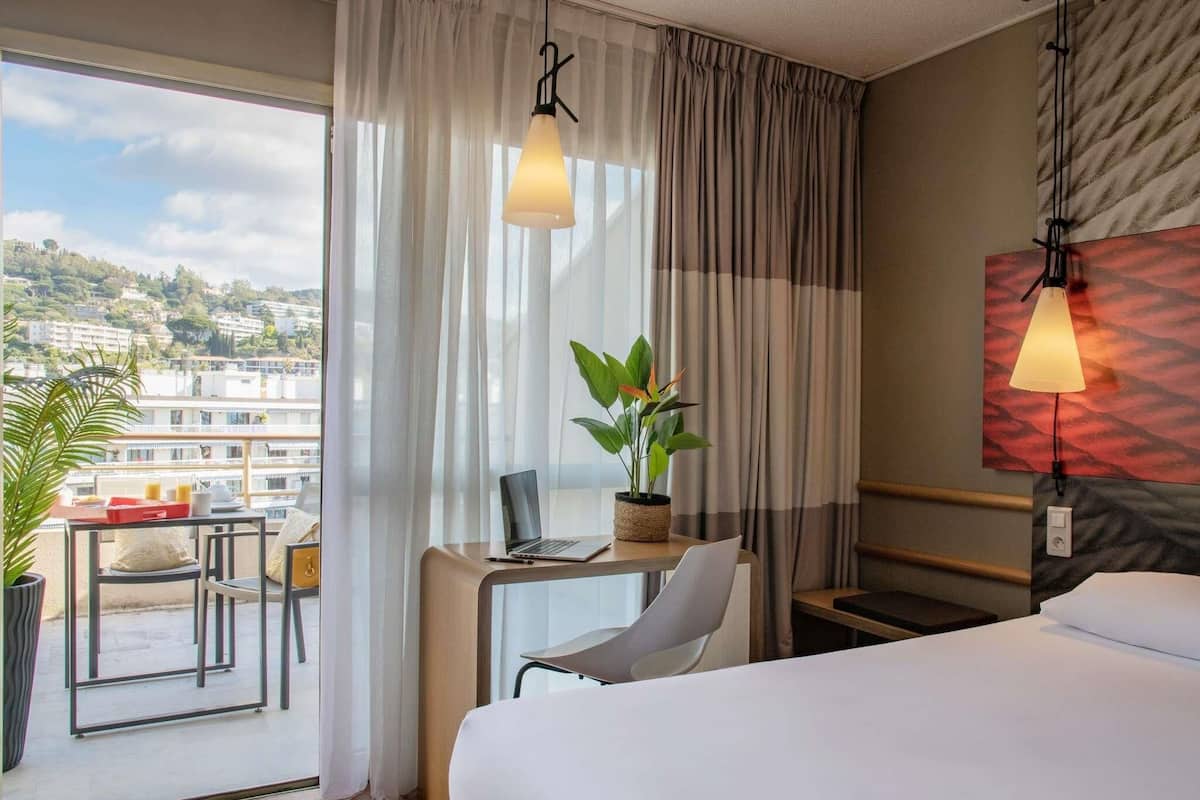 Comfort Room | Premium bedding, in-room safe, desk, blackout drapes