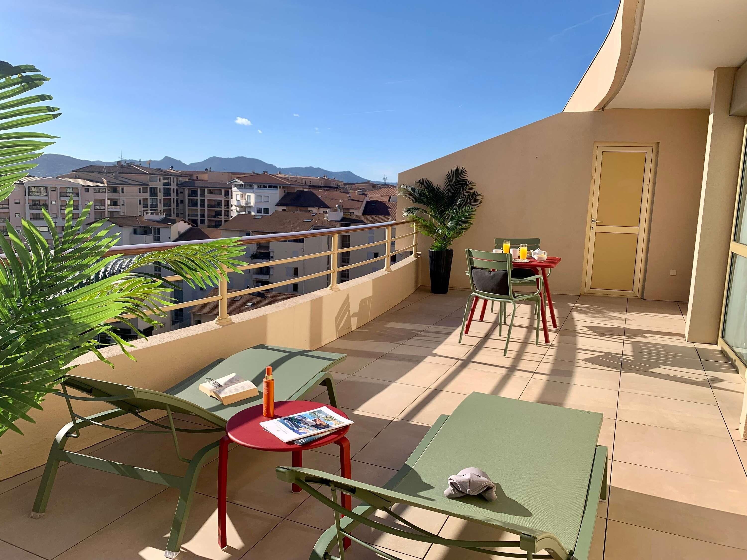 Comfort kamer | Luxe beddengoed, een kluis op de kamer, een bureau