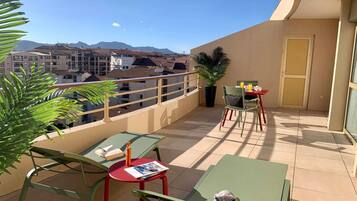 Comfort kamer | Luxe beddengoed, een kluis op de kamer, een bureau