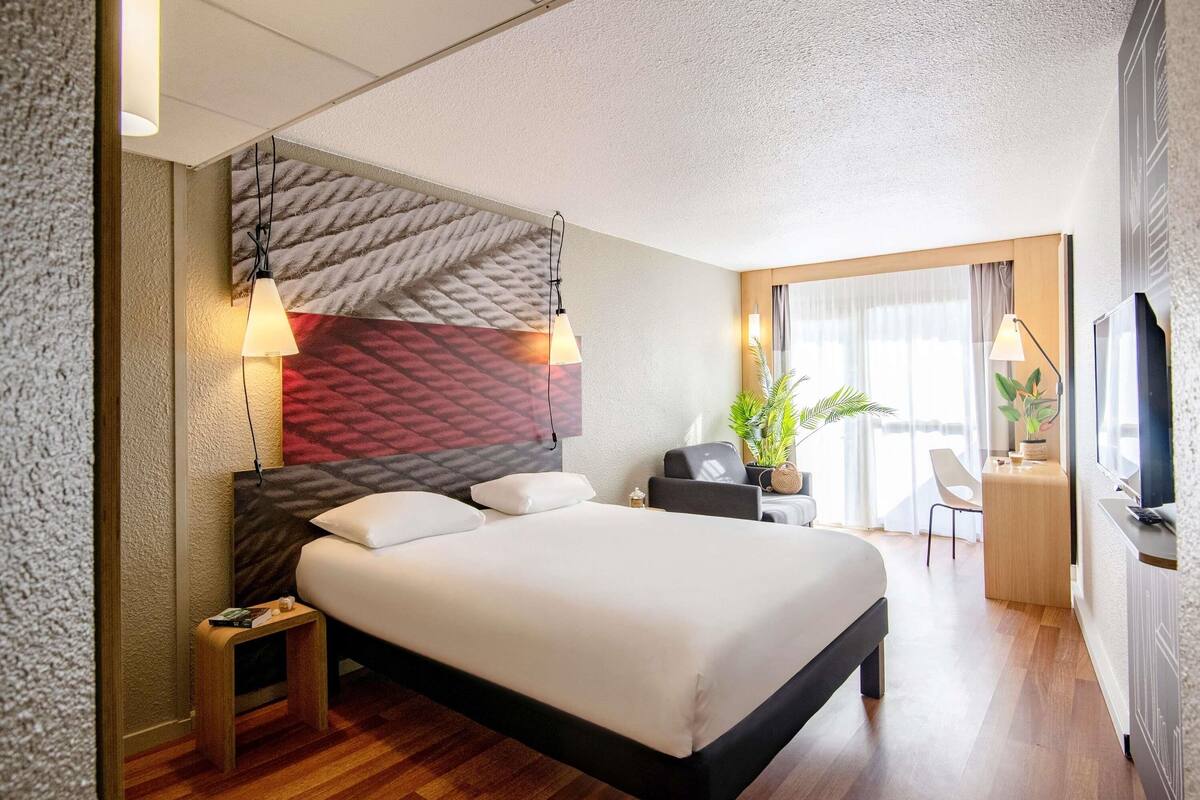 Phòng đôi Tiêu chuẩn, nhiều giường | Bộ đồ giường cao cấp, két bảo mật tại phòng, bàn, màn/rèm cản sáng 