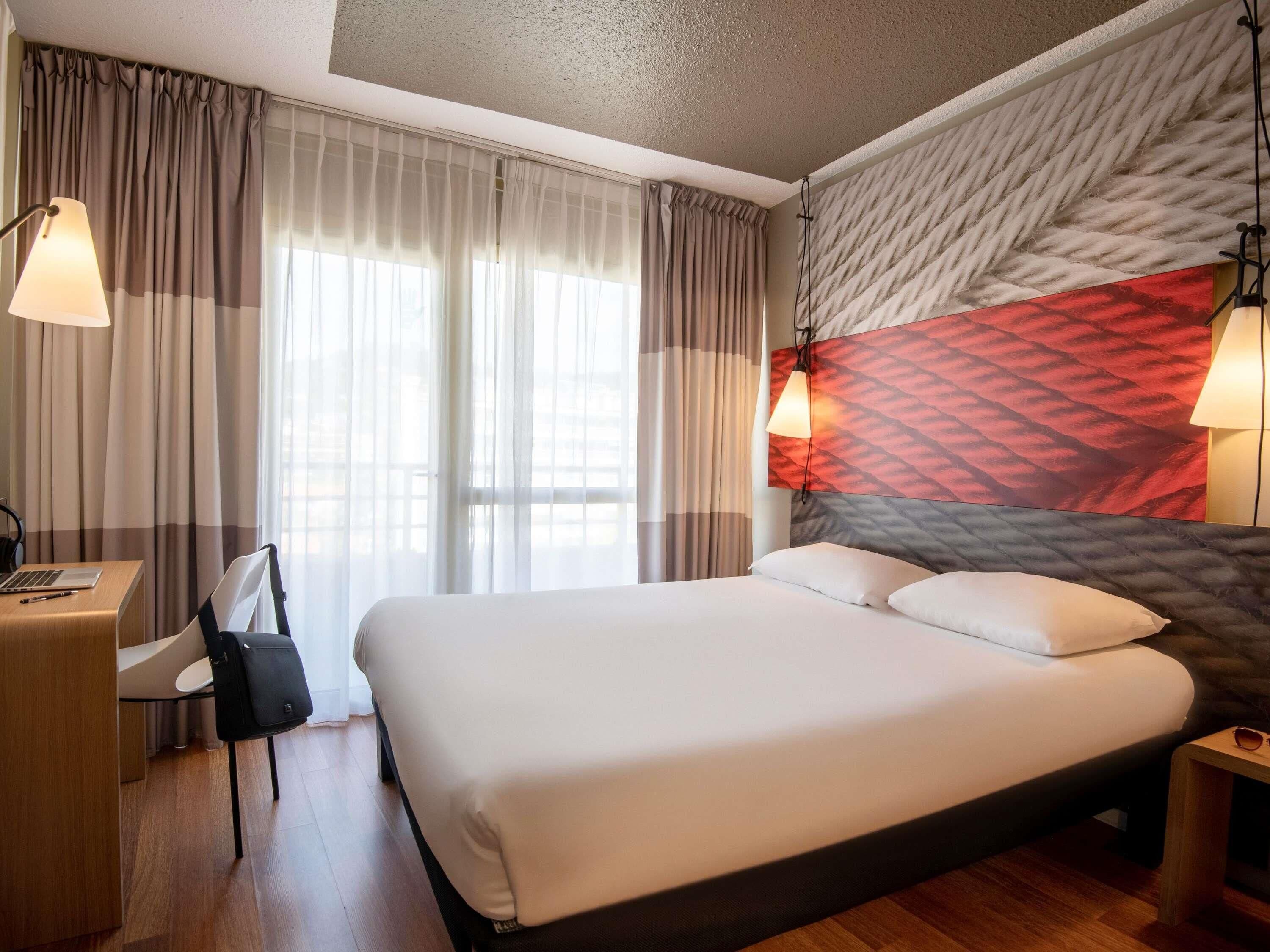 Standard Double Room, 1 Katil Kelamin (Double) | Peralatan tempat tidur premium, peti besi dalam bilik, meja 