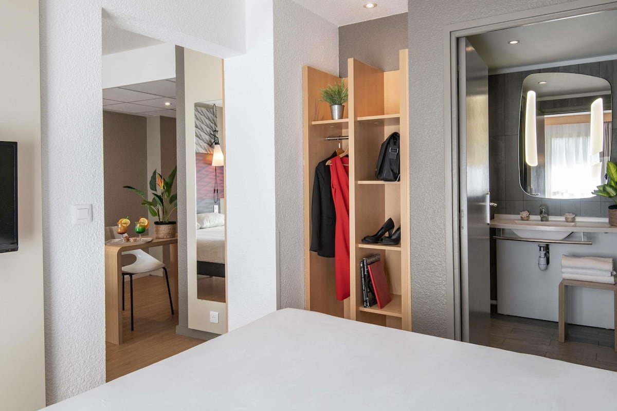 Standard-huone, 2 parisänkyä | Ylelliset vuodevaatteet, tallelokero huoneessa, työpöytä, pimennysverhot