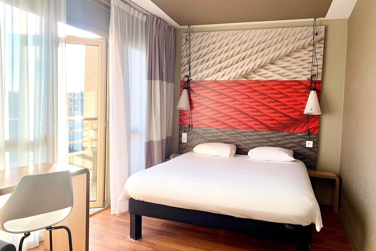 Premium bedding, in-room safe, desk, blackout curtains