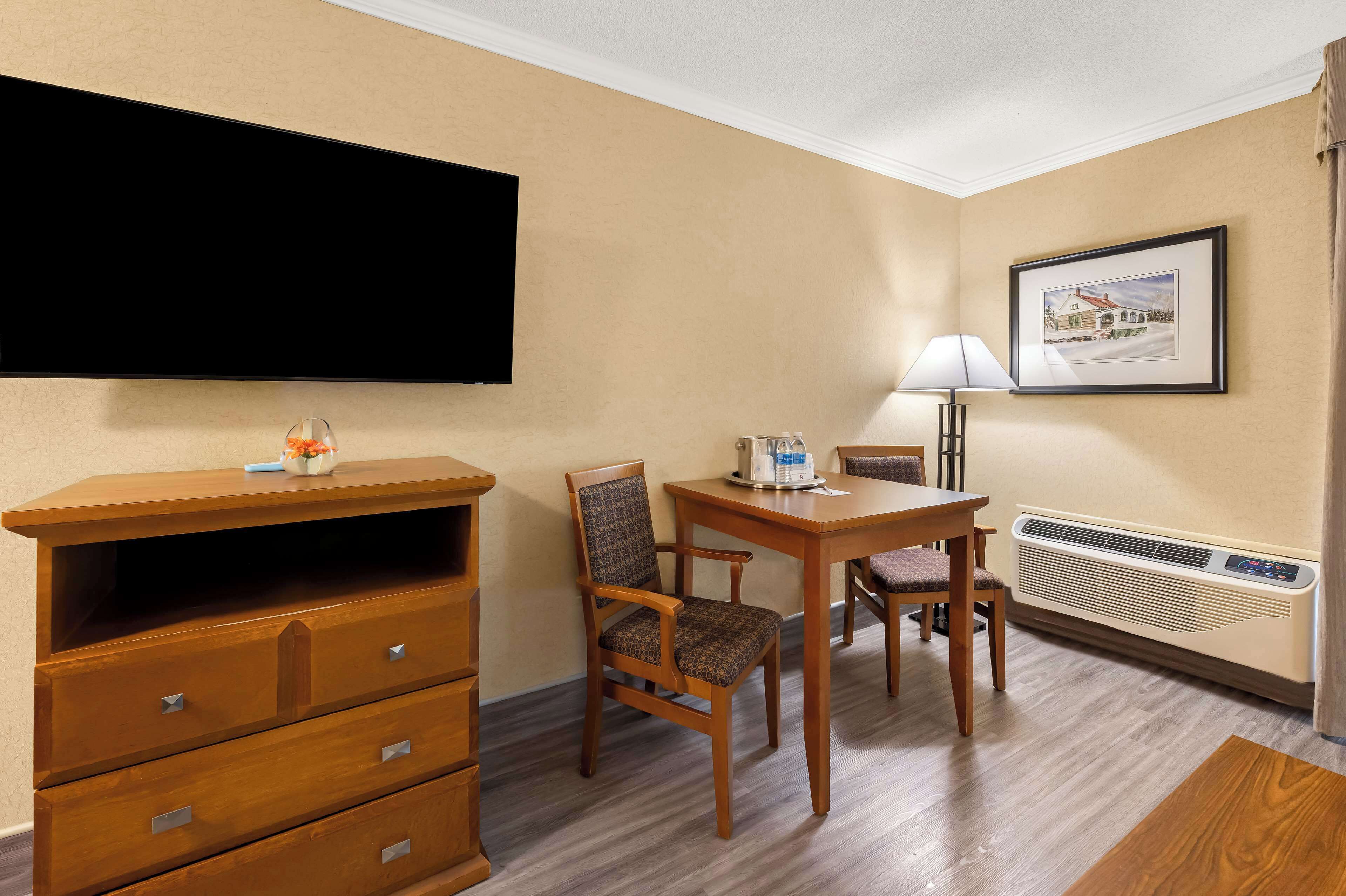 Suite, 2 Tempat Tidur Double, Bebas Asap Rokok, lemari es & microwave (Living Room;with Sofabed) | Seprai premium, tirai kedap cahaya, dan setrika/meja setrika