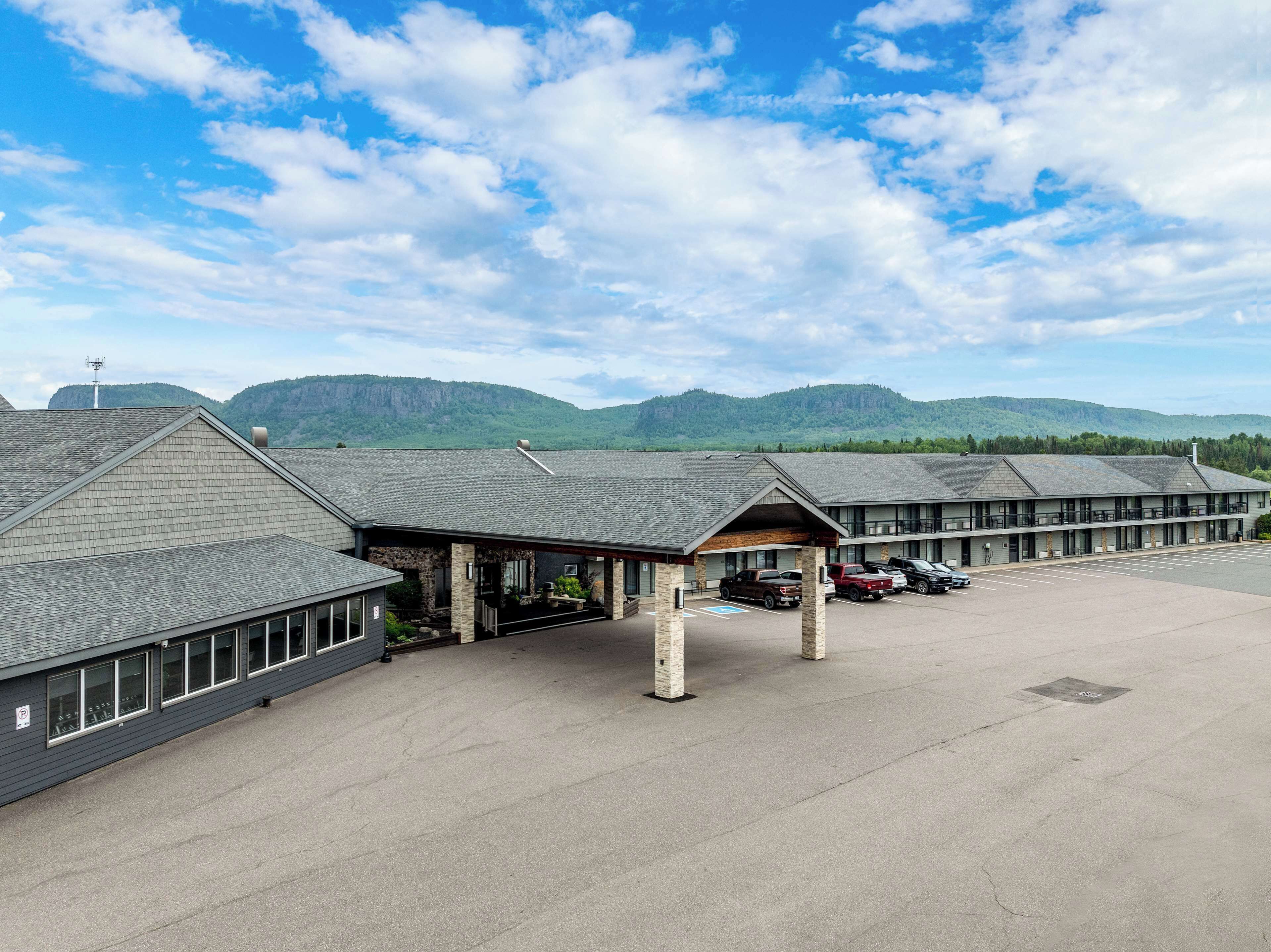 Un motel doté d'un parking et offrant une vue sur les montagnes.
