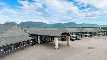 Un motel doté d'un parking et offrant une vue sur les montagnes.