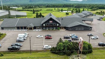 Experience the tranquility of this scenic hotel, surrounded by rolling hills and a peaceful atmosphere.