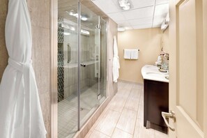 套房, 1 張特大雙人床, 非吸煙房, 雪櫃和微波爐 (with Sofabed) | 浴室 | 免費梳洗用品、風筒、提供毛巾