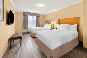 스위트, 더블침대 2개, 금연, 냉장고 및 전자레인지 (Living Room;with Sofabed) | 고급 침구, 암막 커튼, 다리미/다리미판, WiFi