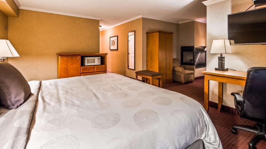 Premium bedding, blackout drapes, iron/ironing board, WiFi